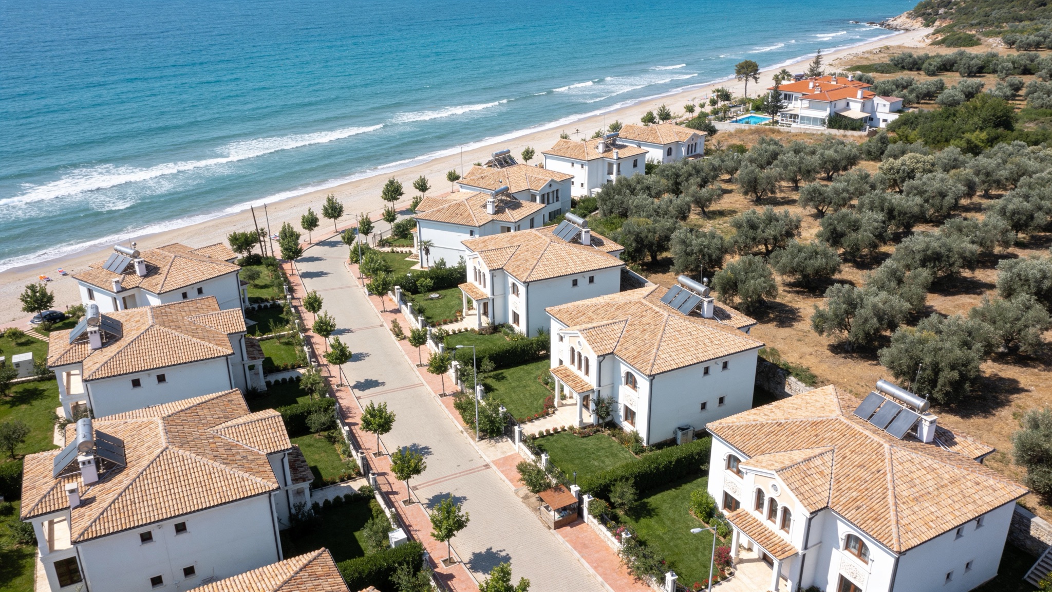 Burhaniye sahil şeridindeki villa sitesinin havadan görünümü