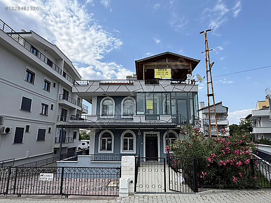 Burhaniye ana cadde üzerinde satılık, balkonlu tarihi görünümlü komple bina